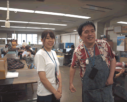 偕偕恵いわまワークスぷらねっと 支援員と利用者の写真
