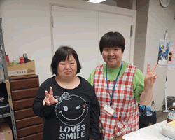 偕恵いわまワークスぷらねっと 支援員と利用者の写真
